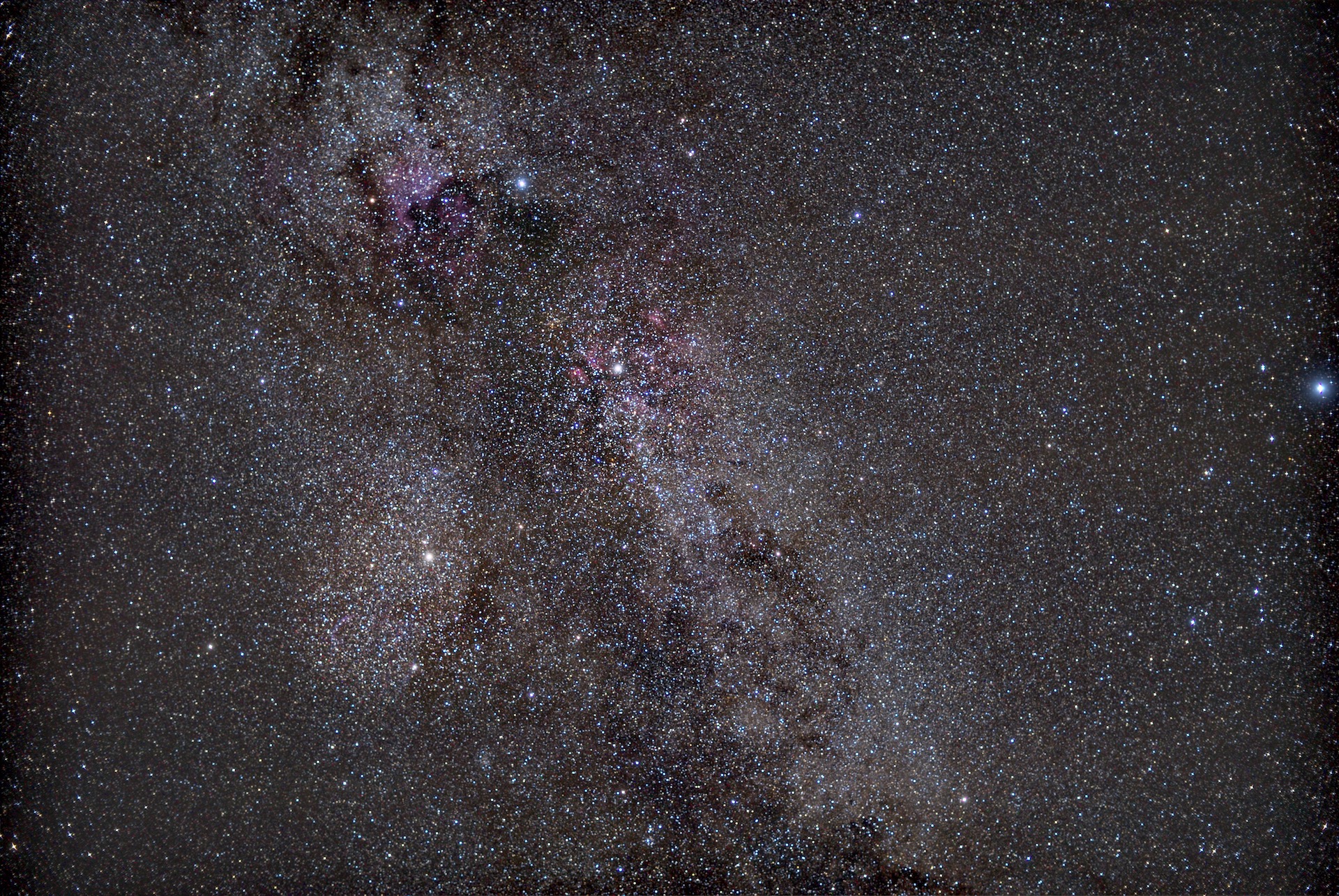 La Via Lattea estiva nella costellazione del Cigno, con numerosi oggetti deep-sky. Esposizione 50x60 secondi, stacking con Sequator e post produzione con Adobe Photoshop. Foto: Marcus Schenk e Sebastian Brummer