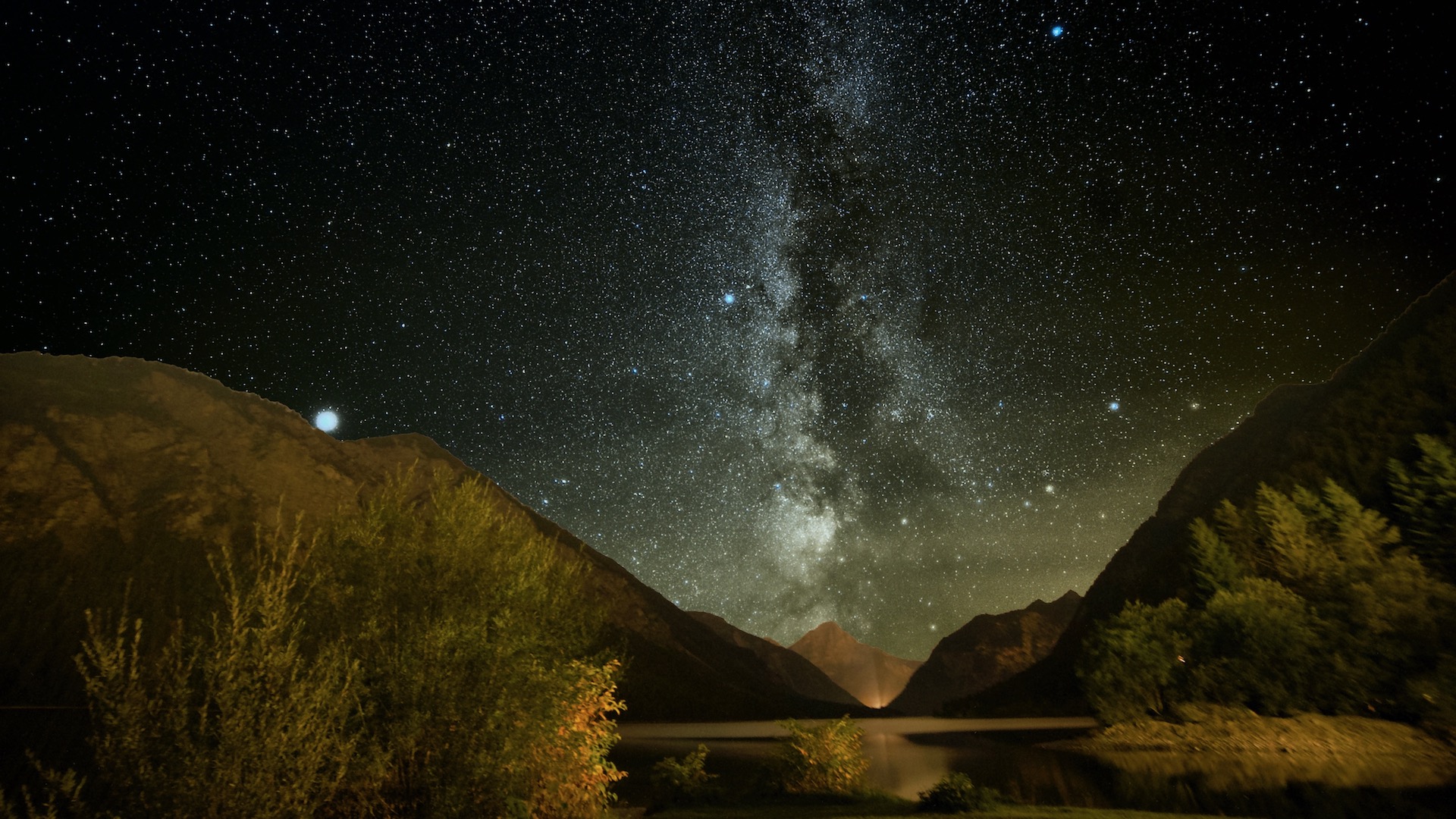 The Milky Way in the constellation Aquila above lake Plansee. Exposure 50x60 seconds at ISO 1,200, Jupiter is in the left of the picture. Photo: Marcus Schenk