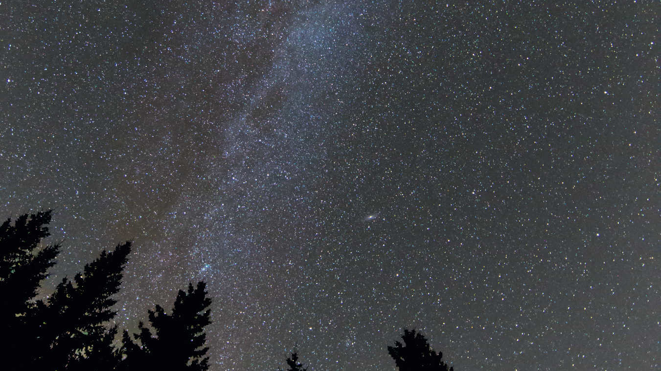 Aufnahme der Sommermilchstraße
über dem Schwarzwald.
Das Bild entstand mit einer
Vollformat-DSLR vom Typ Canon
6D mit einem 14mm Objektiv bei
Blende 2,8 und ISO 6400 und
20s Belichtungszeit. U. Dittler