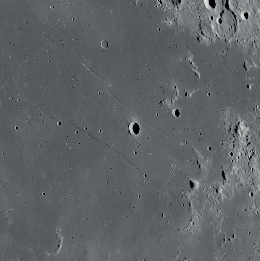 Circa 50 km a sud di Rupes Cauchy si trovano le due cupole Cauchy Omega e Cauchy Tau. NASA/GSFC/Arizona State University