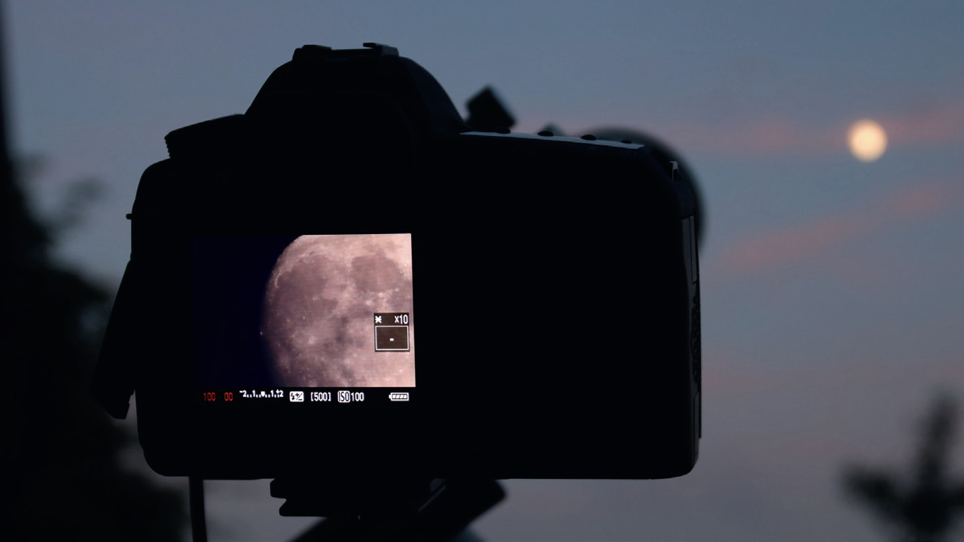 Photographie de la Lune, avec un reflex numérique connecté au télescope. La mise au point de la Lune s’effectue par Live View sur l’écran de l’appareil. M. Weigand