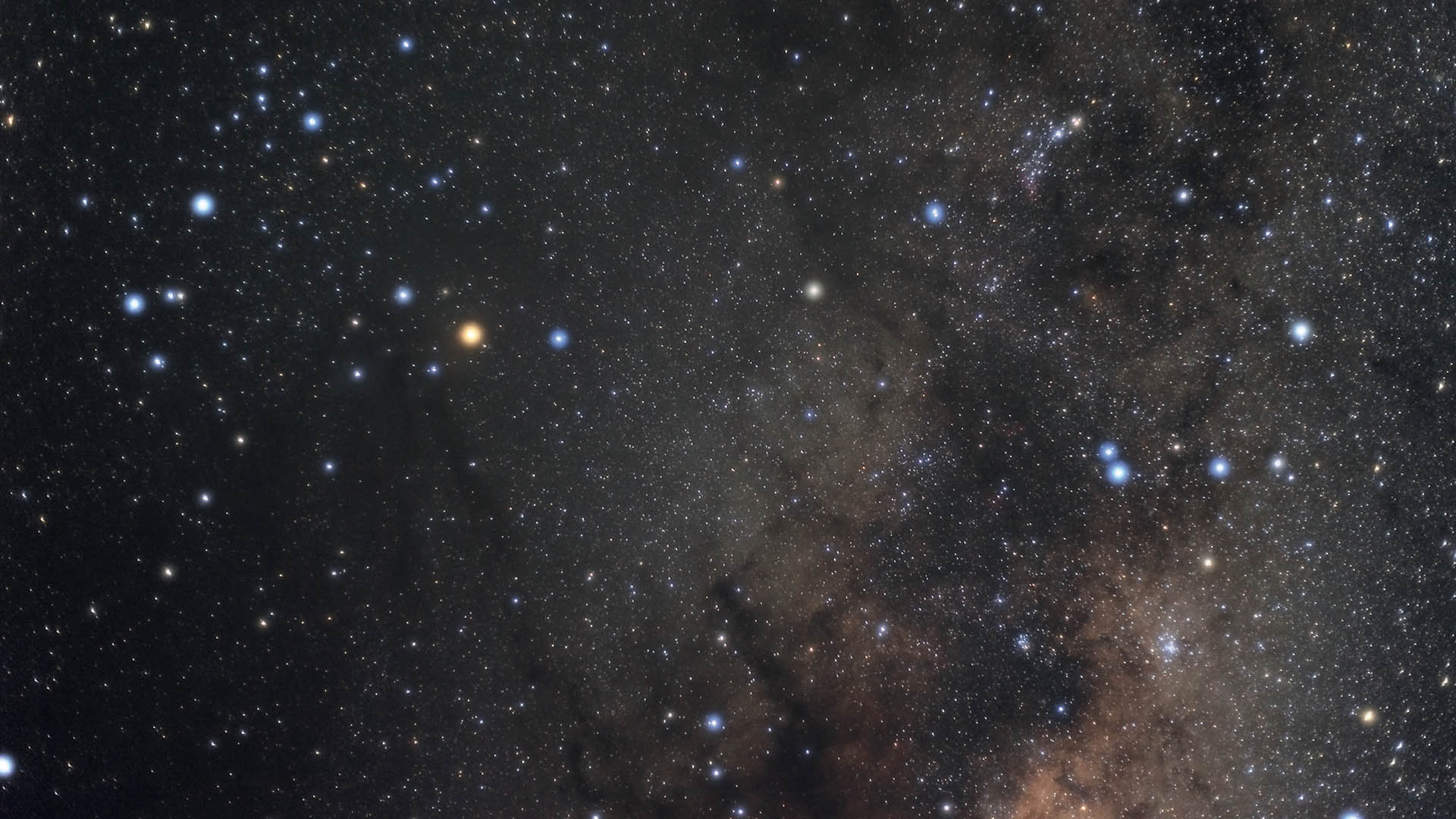 Photo de la constellation du Scorpion, obtenue sans suivi. La distance focale était de 50 mm et le temps d’exposition de 7s, avec ISO 3200 et f/1,8. Le Canon EOS 5D Mark II utilisé a une taille de pixels de 6,4 μm, ce qui donne une longueur de filés de 4 pixels avant la réduction de l’image. Pour obtenir ce résultat, 15 images individuelles ont été empilées. M. Weigand