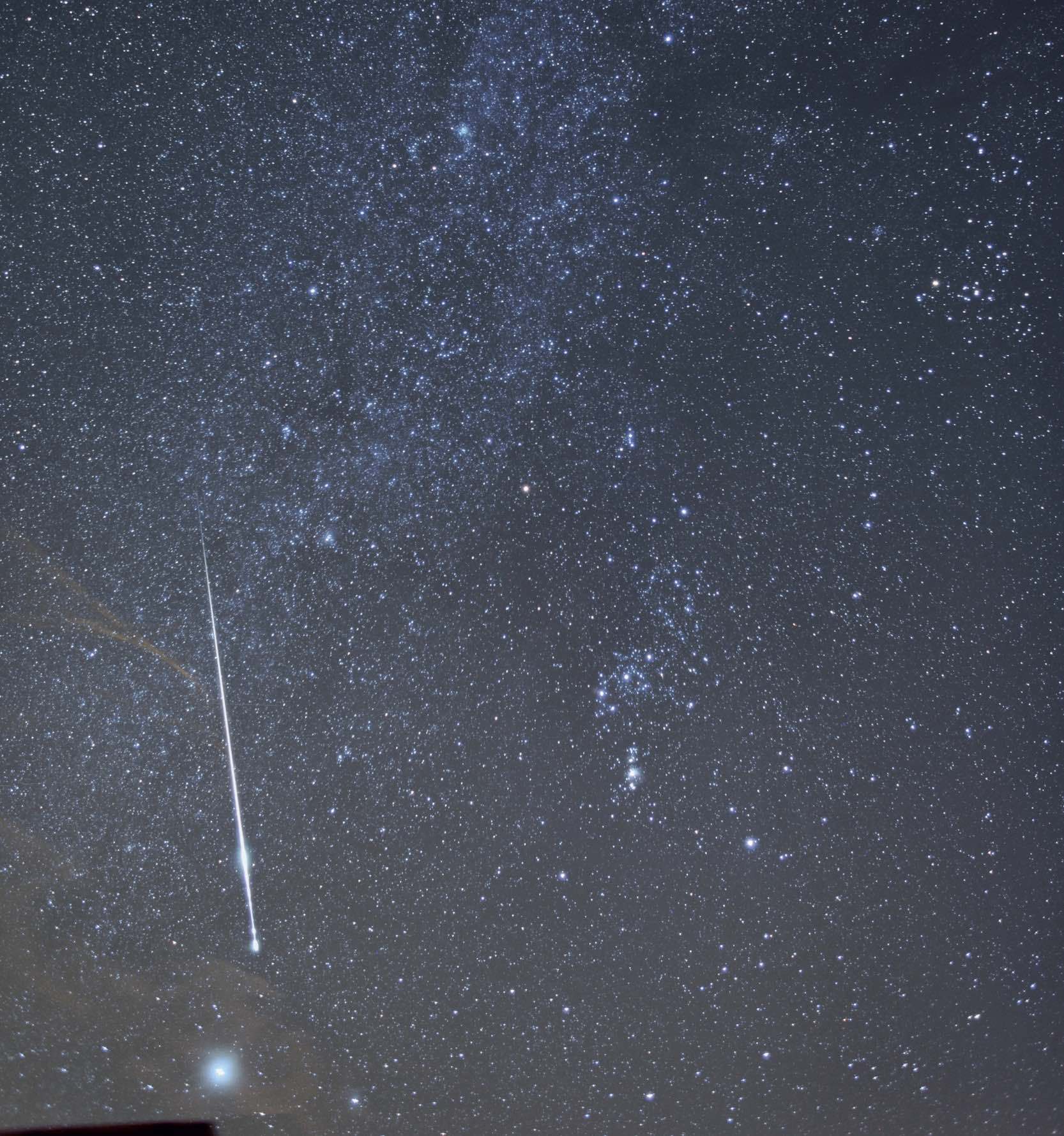 Météore très lumineux dans la constellation d’Orion. Il a même laissé une petite trace de fumée, qui était encore visible dans les images suivantes de la série. Caractéristiques de l’appareil : Canon EOS 5D Mk II en ISO 800, distance focale 24 mm et diaphragme f/2,2. M. Weigand